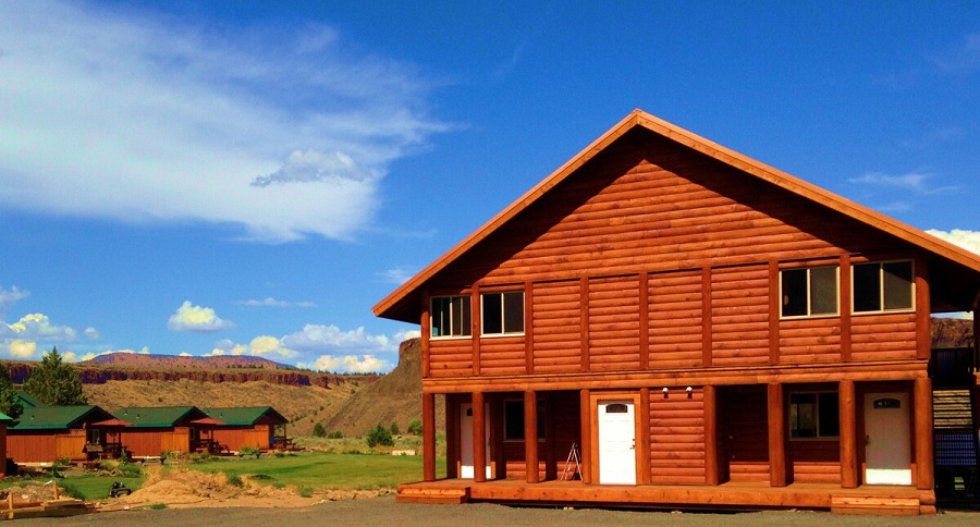 Exterior of Crooked River Ranch Lodge And Small Cabins Rental with mountain background