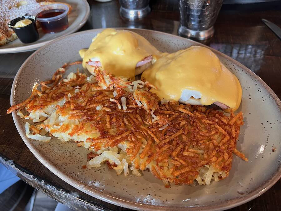 classic eggs benedict with hashbrowns